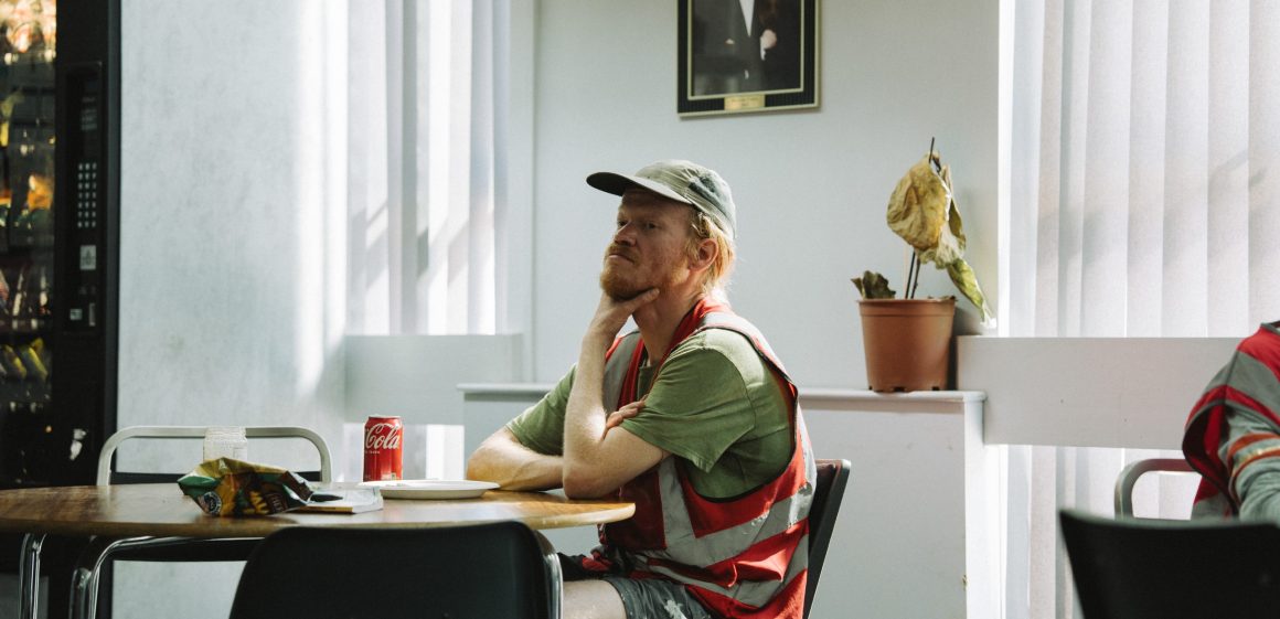 Jesse Plemons stars as Teddy Gatz in director Yorgos Lanthimos' BUGONIA, a Focus Features release.
Credit: Atsushi Nishijima/Focus Features © 2025 All Rights Reserved.